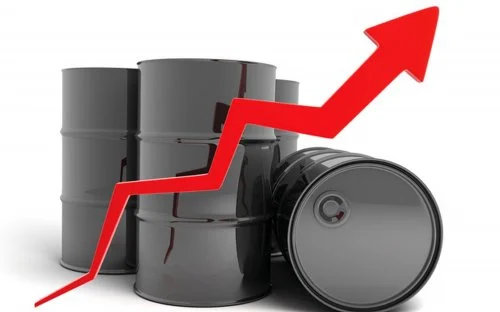ارتفاع كبير في أسعار النفط بأكثر من دولار للبرميل وسعره يتخطى الحاجز منذ شهور عديدة